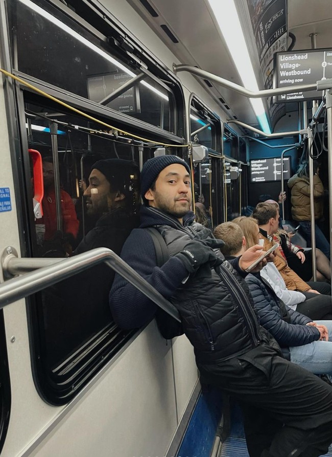 Anya dan Nadif juga mencoba menaiki transportasi umum saat berada di Colorado. Lagi-lagi Anya tampak memotret sang kekasih yang sedang berada di dalam kereta. Foto: Instagram/@anyageraldine