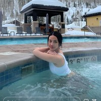 Tak hanya sekali, melalui Instagram Story miliknya, wanita 27 tahun pemilik nama asli Nur Amalina Hayati itu tampak juga membagikan momen dirinya saat berendam dengan latar belakang pemandangan bukit bersalju. Foto: Instagram/@anyageraldine