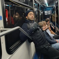 Anya dan Nadif juga mencoba menaiki transportasi umum saat berada di Colorado. Lagi-lagi Anya tampak memotret sang kekasih yang sedang berada di dalam kereta. Foto: Instagram/@anyageraldine