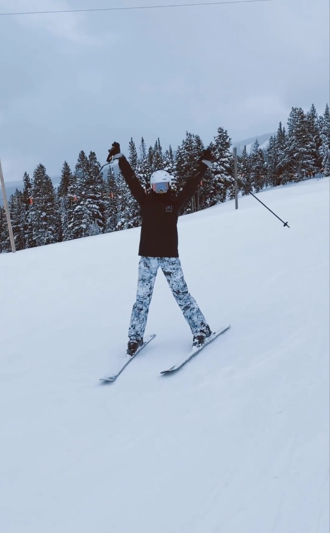 Walaupun baru pertama kali mencoba bermain ski namun Anya terlihat sudah cukup mahir. Ekspresi bahagia pun jelas terlihat dari unggahan-unggahan Anya Geraldine. Foto: Instagram/@anyageraldine