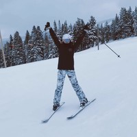 Walaupun baru pertama kali mencoba bermain ski namun Anya terlihat sudah cukup mahir. Ekspresi bahagia pun jelas terlihat dari unggahan-unggahan Anya Geraldine. Foto: Instagram/@anyageraldine