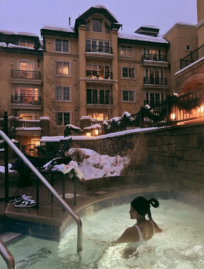 Ditengah cuaca dingin bersalju Anya Geraldine mencoba berendam di kolam air hangat. Sambil mengenakan headband rambut panjang Anya tampak diikat ke atas. Foto: Instagram/@anyageraldine