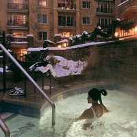 Ditengah cuaca dingin bersalju Anya Geraldine mencoba berendam di kolam air hangat. Sambil mengenakan headband rambut panjang Anya tampak diikat ke atas. Foto: Instagram/@anyageraldine