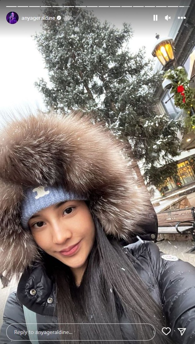 Melalui akun Instagram Anya Geraldine membagikan foto-foto dan video keseruannya selama berada di Colorado. Karena di sana sedang turun salju maka Anya pun tampak mengenakan pakaian tebal untuk musim dingin. Foto: Instagram/@anyageraldine