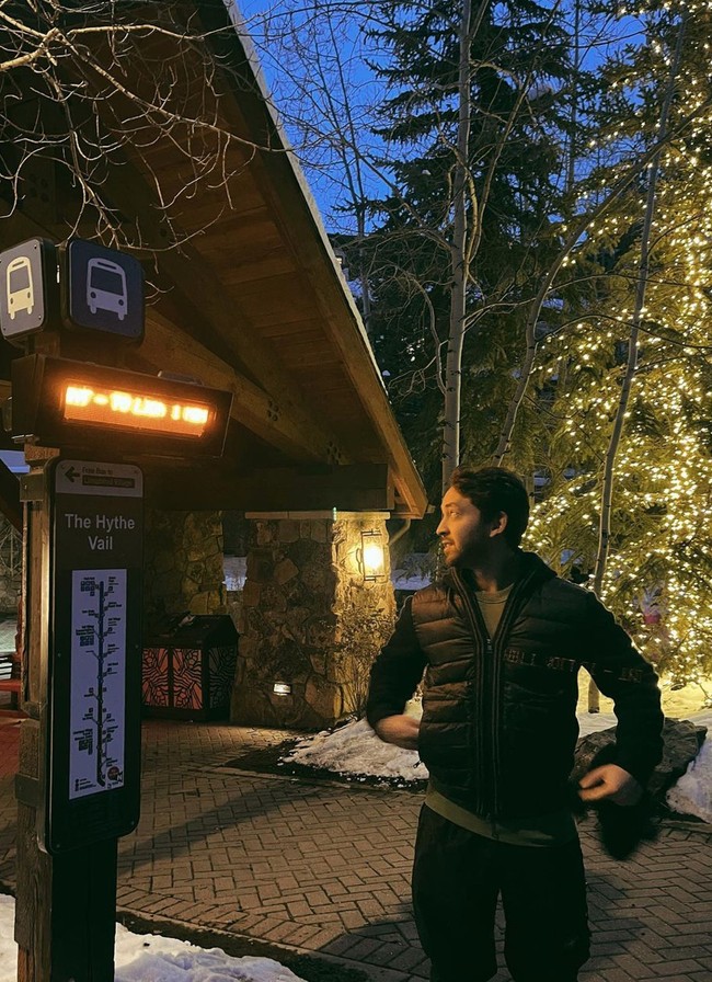 Tak sendirian, Anya berlibur bersama kekasihnya, Nadif Zahiruddin. Di akun Instagram pribadinya Anya tampak mengunggah foto-foto Nadif hasil jepretannya. Foto: Instagram/@anyageraldine