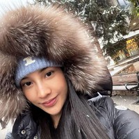 Melalui akun Instagram Anya Geraldine membagikan foto-foto dan video keseruannya selama berada di Colorado. Karena di sana sedang turun salju maka Anya pun tampak mengenakan pakaian tebal untuk musim dingin. Foto: Instagram/@anyageraldine