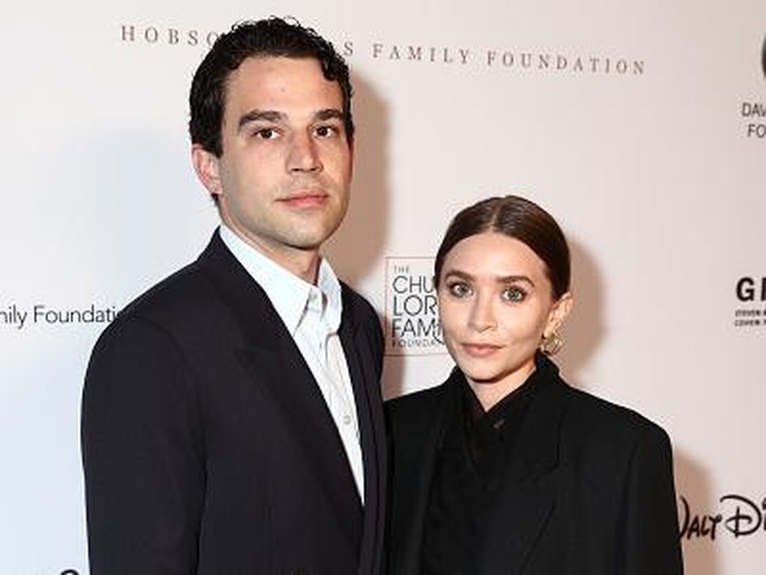 LOS ANGELES, CALIFORNIA - SEPTEMBER 23: (L-R) Louis Eisner and Ashley Olsen attend the YES 20th Anniversary Gala on September 23, 2021 in Los Angeles, California. (Photo by Matt Winkelmeyer/Getty Images for YES 20th Anniversary Gala)