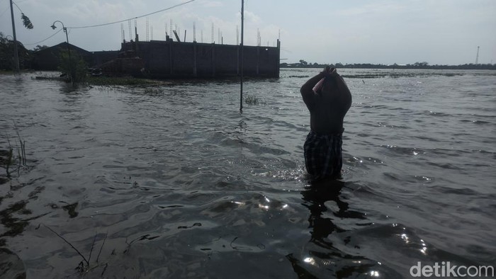 Titik lokai banjir di Desa Prampelan, Kecamatan Sayung, Demak tergenang sekitar 60-80 cm pukul 16.30 WIB.
