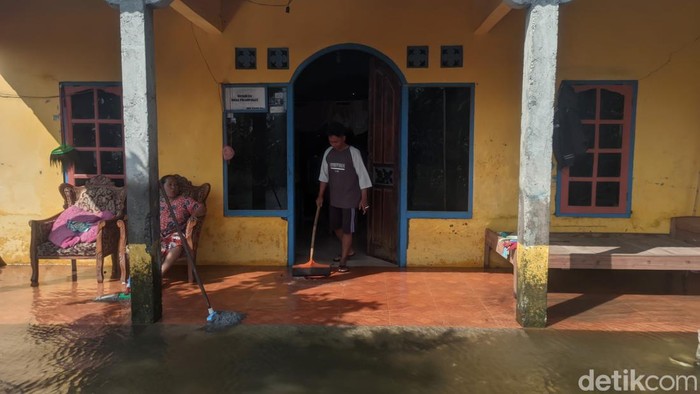 Banjir di Prapelan Demak mulai surut, Kamis (5/1/2023). Warga mulai bersih-bersih.