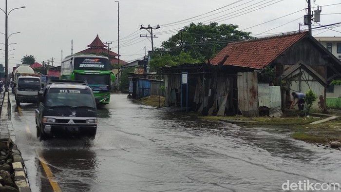 Banjir jalur Pantura di kawasan Genuk Kota Semarang, Kamis (5/1/2023) sekitar pukul 09.00 WIB.