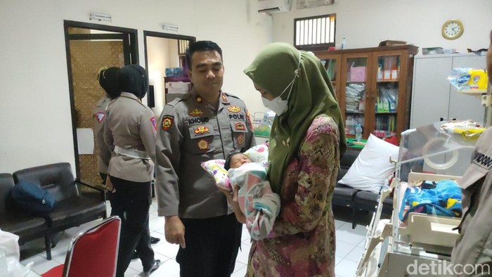 Bayi yang ditemukan di semak-semak Mijen, Semarang, dirawat di puskesmas setempat, Kamis (5/1/2023).