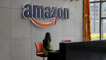 Dan, yang terbesar adalah Amazon sebagai perusahaan teknologi terbesar yang telah mem-PHK sebenyak 18.000 orang. Foto: AP/Mahesh Kumar A.