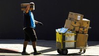 Jumlah karyawan yang akan dirumahkan jauh lebih besar daripada rumor yang beredar sebelumnya. Pada November lalu, New York Times melaporkan Amazon berencana memangkas sekitar 10.000 tenaga kerja. AP Photo/Damian Dovarganes