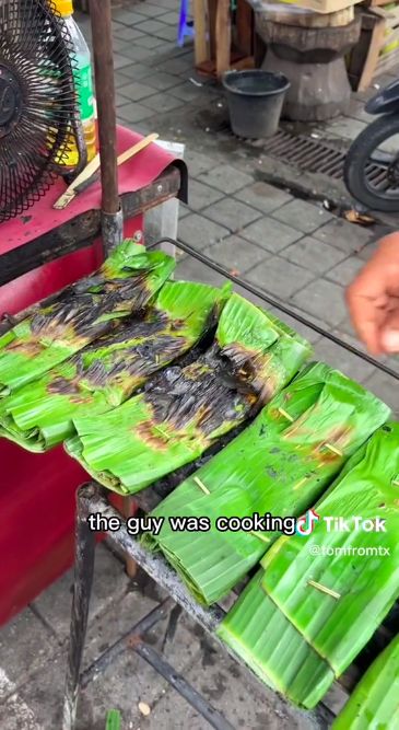 Bule mules setelah makan makanan kaki lima