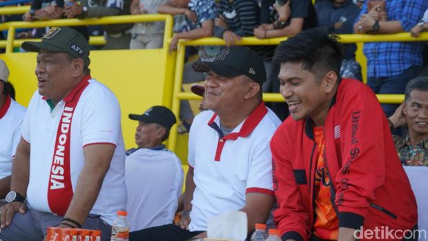 Bupati Bone Andi Fahsar Mahdin Padjalangi menyaksikan laga Persibone melawan Perssin Sinjai.