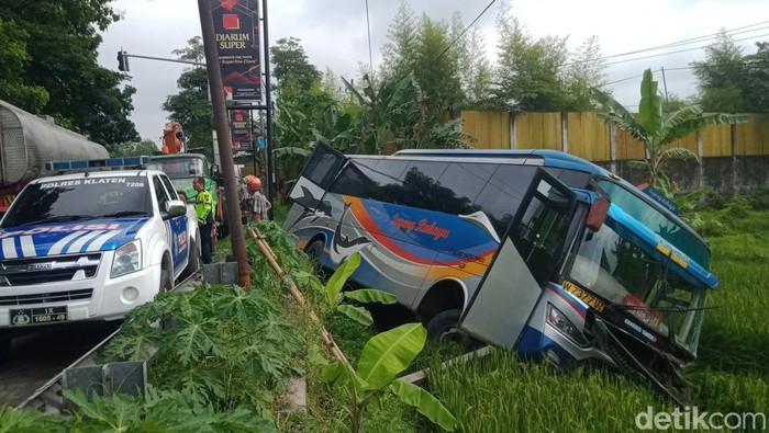 Bus PO Sumber Rahayu terjun ke sawah di jalan lingkar selatan Klaten, Kamis (5/1/2022).