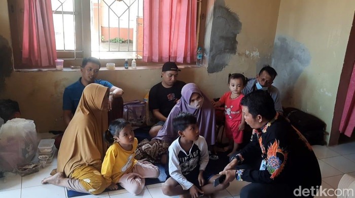 Camat Kalianget berbincang ke anak-anak yang tertahan di pelabuhan Sumenep