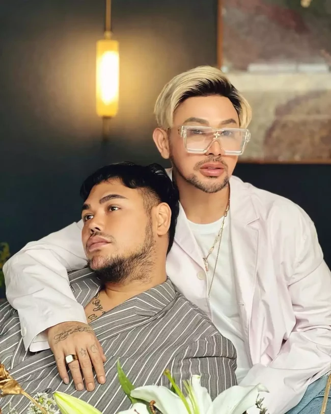 Sama-sama mengenakan blazer, begini pose kompak Caren Delano dan Ivan Gunawan.  Foto: Instagram @carendelano/@ivan_gunawan