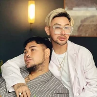 Sama-sama mengenakan blazer, begini pose kompak Caren Delano dan Ivan Gunawan.  Foto: Instagram @carendelano/@ivan_gunawan