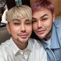 Kalau melihat wajahnya berdekatan seperti ini keduanya bak pinang dibelah dua. Mulai dari bentuk wajah, dagu, hidung, dan bibirnya tampak begitu mirip. Foto: Instagram @carendelano/@ivan_gunawan