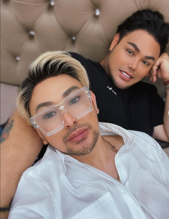 Begini pose Caren Delano dan Ivan Gunawan saat berpose bersama. Bagaimana menurutmu, mirip nggak nih? Foto: Instagram @carendelano/@ivan_gunawan