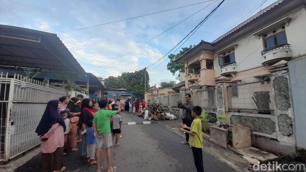Cerita Ibu Eny dan putranya, Tiko, yang tinggal di rumah mewah terbengkalai viral. Sejumlah warga mendatangi rumah mewah ibu Eny untuk bikin konten medsos. (Ilham Oktafian/detikcom)