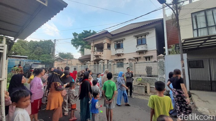 Cerita Ibu Eny dan putranya, Tiko, yang tinggal di rumah mewah terbengkalai viral. Sejumlah warga mendatangi rumah mewah ibu Eny untuk bikin konten medsos. (Ilham Oktafian/detikcom)