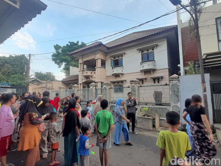 Usai Viral, Rumah Mewah Ibu Eny Kini Jadi Serbuan Warga hingga Bikin Konten