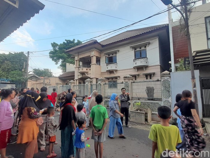 Cerita Ibu Eny dan putranya, Tiko, yang tinggal di rumah mewah terbengkalai viral. Sejumlah warga mendatangi rumah mewah ibu Eny untuk bikin konten medsos. (Ilham Oktafian/detikcom)