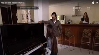 Di dapurnya juga dilengkapi dengan meja bar. Di sinilah tempah mereka bersantai bersama sambil menikmati racikan minuman. Foto: YouTube Net