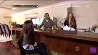 Untuk meja makannya dihiasi dengan bunga dalam pot. Potnya yang berwarna oranye memberikan suasana berbeda saat makan bersama. Foto: YouTube Net