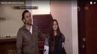 Tepat di samping meja bar yang ada di dapurnya, juga terdapat tangga untuk menuju ke berbagai ruangan di rumah Jeremy Thomas. Foto: YouTube Net