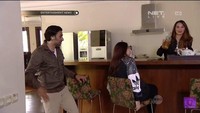 Meja barnya dilengkapi dengan kursi panjang. Selain itu, di dekat meja barnya juga terdapat piano. Sang putri Valerie Thomas sering memainkan piano ini. Foto: YouTube Net