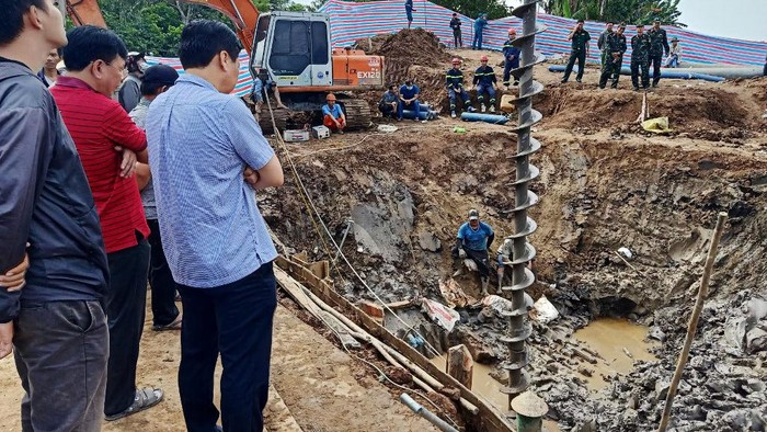 Di Lubang Ini Bocah Vietnam Jatuh hingga Meninggal Seorang bocah berusia 10 tahun meninggal setelah terjatuh ke dalam lubang sedalam 35 meter di area konstruksi, Provinsi Dong Thap, Vietnam. Ini penampakan lubangnya.