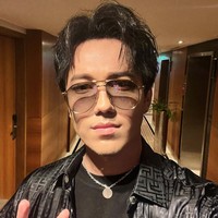Dimash Qudaibergen, penyanyi berbakat asal Kazakhstan juga mencuri atensi publik dengan ketampanannya. Dia menguasai tujuh alat musik seperti piano, drum, dombra, marimba, gitar, keyboard, dan bayan. Dan kini mengelola beasiswa Bolashak International Scholarship untuk siswa berprestasi Kazakhstan belajar di luar negeri. Foto: Instagram