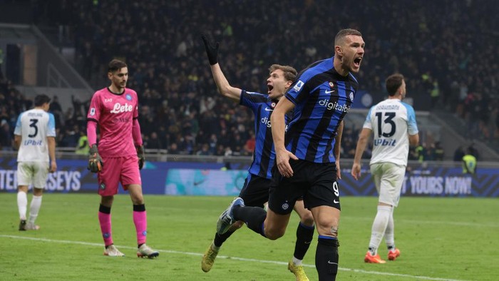 MILAN, ITALY - JANUARY 04: Edin Dzeko of FC Internazionale celebrates after scoring to give the side a 1-0 lead during the Serie A match between FC Internazionale and SSC Napoli at Stadio Giuseppe Meazza on January 04, 2023 in Milan, Italy. (Photo by Jonathan Moscrop/Getty Images)