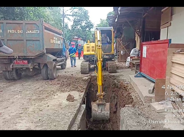 Ekskavator keruk tanah memperdalam got antibanjir di Jl Buluh Perindu 1, Pondok Bambu, Duren Sawit, Jakarta Timur. (Dok Sudin SDA Jaktim)
