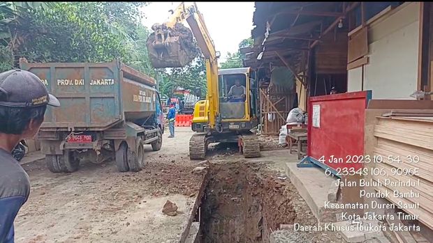 Ekskavator keruk tanah memperdalam got antibanjir di Jl Buluh Perindu 1, Pondok Bambu, Duren Sawit, Jakarta Timur. (Dok Sudin SDA Jaktim)
