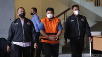 Tangan Rijatono juga terlihat diborgol. Dia digiring sejumlah petugas KPK menuju ruang konferensi pers untuk diumumkan status penahanannya.