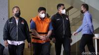 Rijatono terlihat turun dari ruang pemeriksaan sekitar pukul 16.44 WIB dengan mengenakan rompi tahanan KPK berwarna oranye.