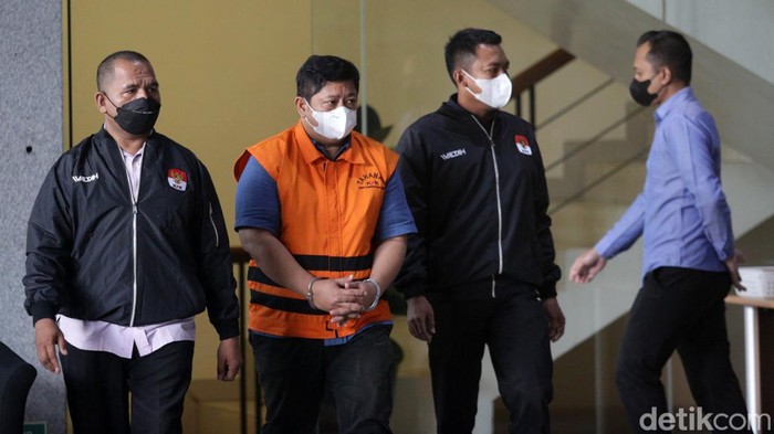 KPK menahan Rijatono Lakka (RL). Dia ditahan setelah diperiksa sebagai tersangka kasus dugaan suap dan gratifikasi yang menjerat Gubernur Papua Lukas Enembe.