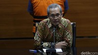 Seperti diketahui, Lukas Enembe ditetapkan sebagai tersangka korupsi suap dan gratifikasi bersumber dari APBD Provinsi Papua. Ketua KPK Firli Bahuri beserta tim penyidik KPK dan Ikatan Dokter Indonesia (IDI) sempat mendatangi Lukas Enembe di Jayapura, Papua. Namun hingga saat ini KPK belum menahan Lukas Enembe.