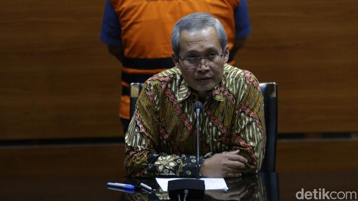 Ekspresi Penyuap Gubernur Papua Lukas Enembe Saat Ditahan KPK menahan Rijatono Lakka (RL). Dia ditahan setelah diperiksa sebagai tersangka kasus dugaan suap dan gratifikasi yang menjerat Gubernur Papua Lukas Enembe.