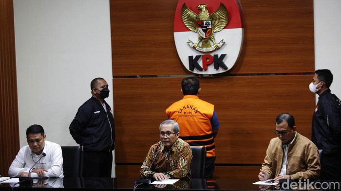 KPK menahan Rijatono Lakka (RL). Dia ditahan setelah diperiksa sebagai tersangka kasus dugaan suap dan gratifikasi yang menjerat Gubernur Papua Lukas Enembe.