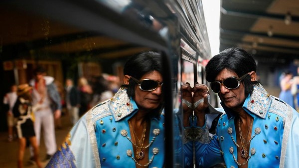 Acara tahunan itu bertemakan ‘Blue Hawaii’, sebuah penghargaan untuk komedi musikal yang didedikasikan untuk Raja Rock and Roll, Elvis Presley.  
