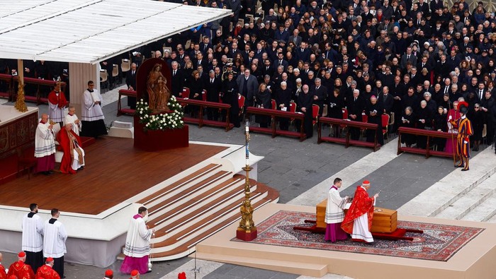 Foto-foto Pemakaman Paus Emeritus Benediktus XVI Prosesi pemakaman Paus Emeritus Benediktus XVI dimulai di Alun-alun Santo Petrus, Vatikan. Puluhan ribu pelayat memadati lokasi.