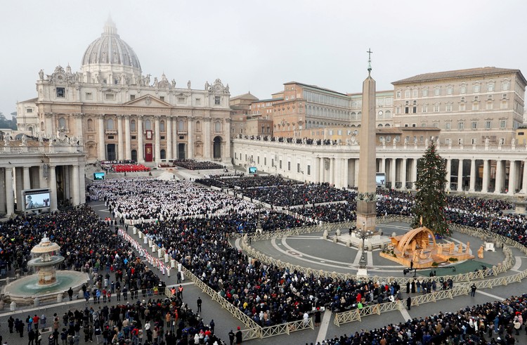 Prosesi pemakaman Paus Emeritus Benediktus XVI dimulai di Alun-alun Santo Petrus, Vatikan. Puluhan ribu pelayat memadati lokasi.