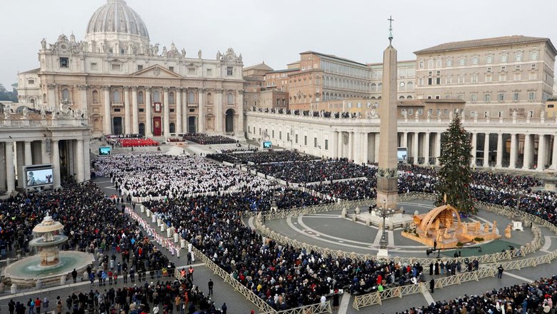 Foto-foto Pemakaman Paus Emeritus Benediktus XVI Prosesi pemakaman Paus Emeritus Benediktus XVI dimulai di Alun-alun Santo Petrus, Vatikan. Puluhan ribu pelayat memadati lokasi.