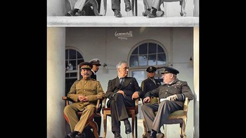 Joseph Stalin, Franklin D. Roosevelt dan Winston Churchill di beranda Kedutaan Soviet di Teheran, selama Konferensi Tiga Besar pertama, November 1943. Di bagian belakang adalah pembantu Presiden AS. Foto: Instagram/lorenzofolli_history_in_color
