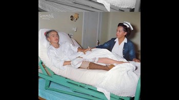 Frida Kahlo pada tahun 1953 di rumah sakit Inggris.Foto: Instagram/lorenzofolli_history_in_color